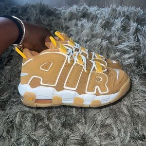 NEW Nike Uptempo (Size 4y)